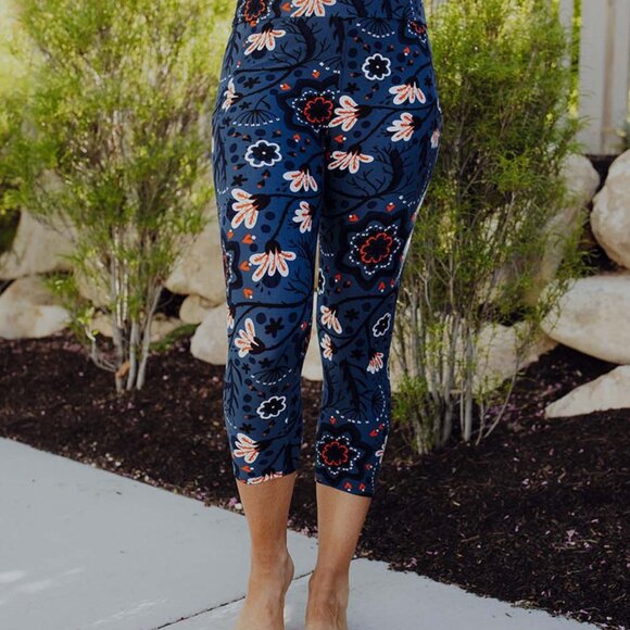 NWT - Simple Addiction Exclusive Twilight Blooms Capri Pocket Leggings -Size S/M - Picture 2 of 2